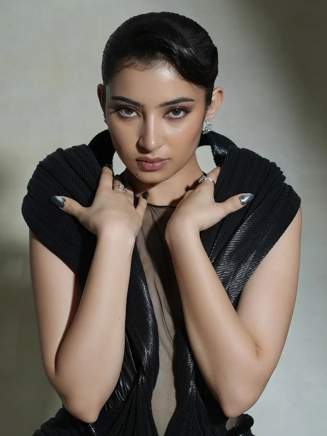 কালো স্কাল্পটেড গাউনে লাস্যময়ী সারা