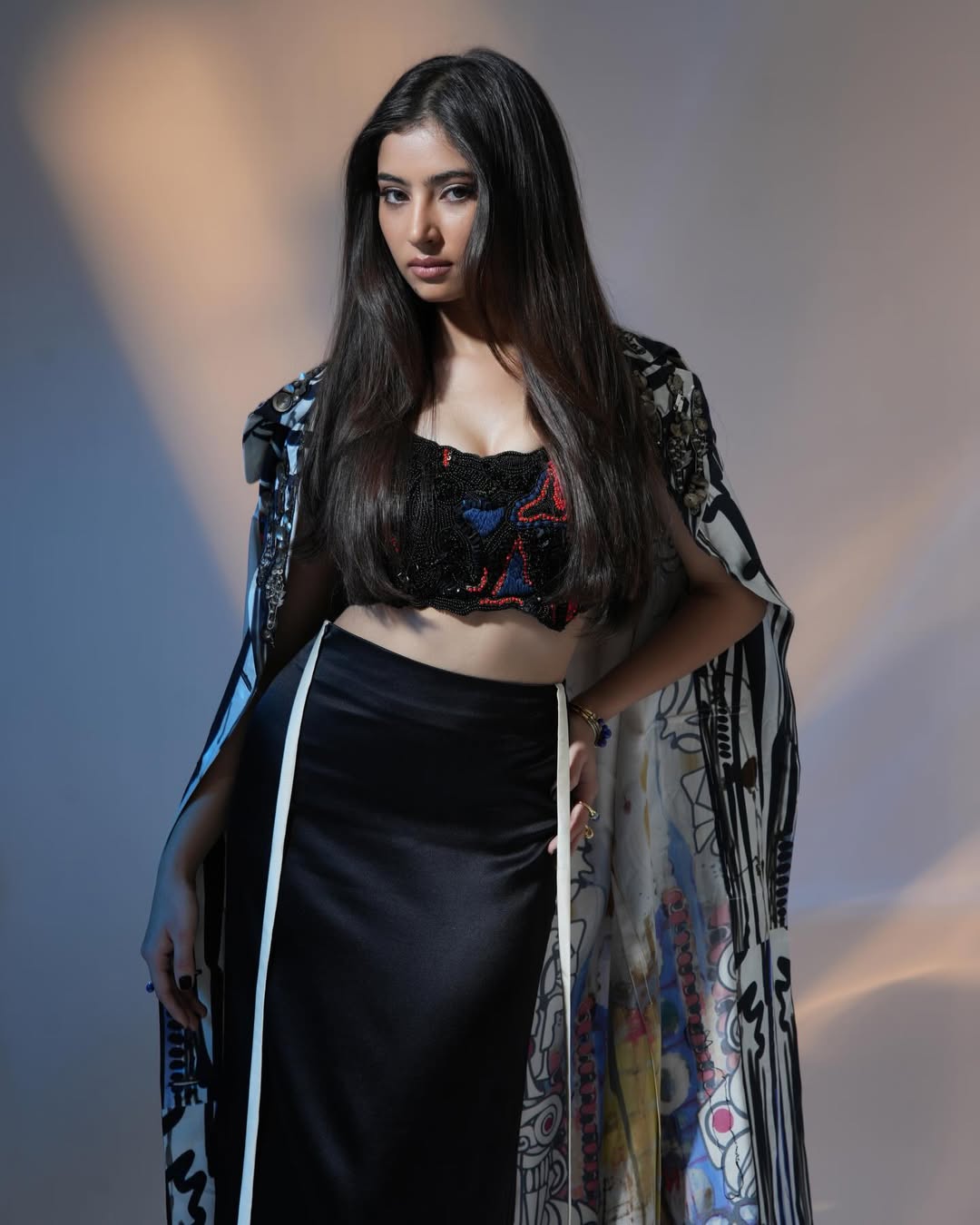 কালোতেই আলো ছড়াচ্ছেন সারা