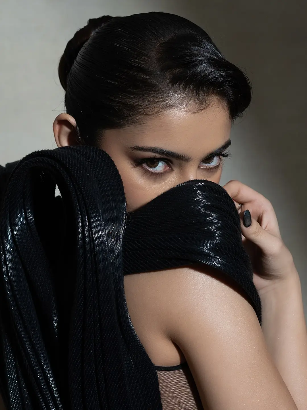 কালো স্কাল্পটেড গাউনে লাস্যময়ী সারা