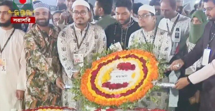 শহীদ মিনারে সাদিক কায়েম-ফরহাদদের শ্রদ্ধা, সর্ব মিত্র চাকমার ক্ষোভ