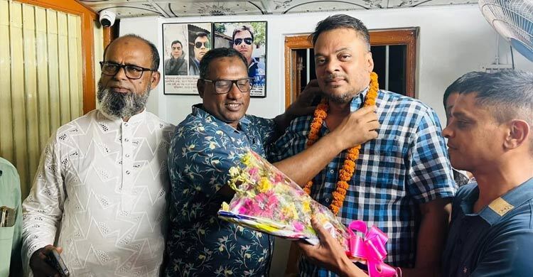 বিএনপি নেতাকে মালা পরালেন পুলিশ কর্মকর্তা