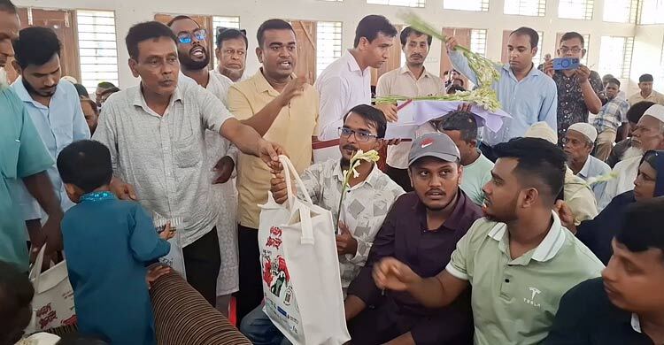 জুলাই যোদ্ধাদের ফুল দেওয়া হলো পিয়ন দিয়ে!