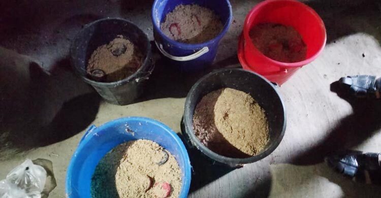প্রবাসীর পরিত্যক্ত ঘরে মিলল ৩০ হাতবোমা