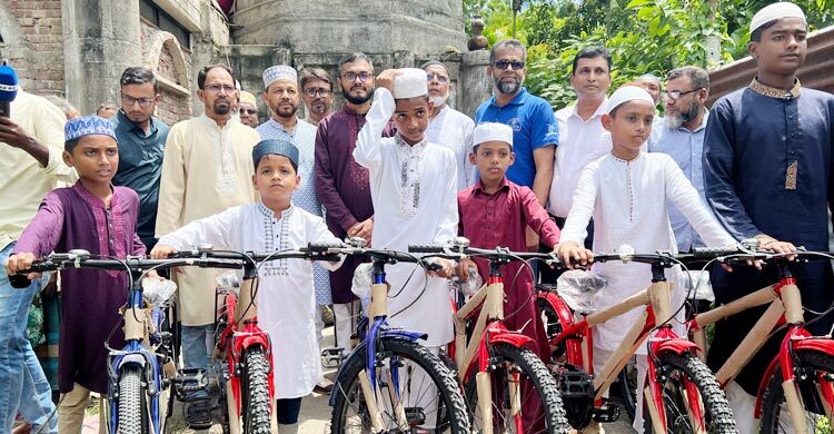 ৪০ দিন জামাতে নামাজ পড়ে বাইসাইকেল পেলো ৭ কিশোর