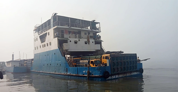 ঘন কুয়াশায় শরীয়তপুর-চাঁদপুর রুটে ফেরি চলাচল বন্ধ