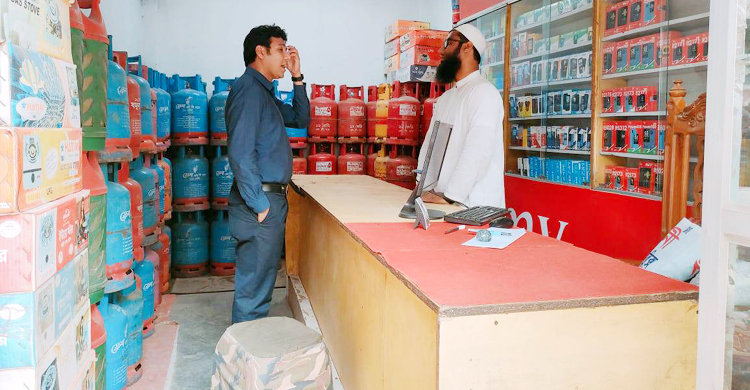 বেশি দামে গ্যাস সিলিন্ডার বিক্রি, দুই ব্যবসায়ীর জরিমানা