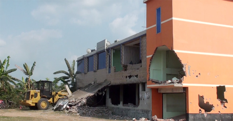 সড়ক বিভাগের জমি দখল করে ট্রাক টার্মিনাল, গুঁড়িয়ে দিলো প্রশাসন