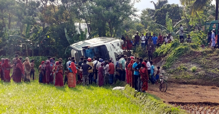 ৩৫ সাংবাদিককে নিয়ে খাদে বাস