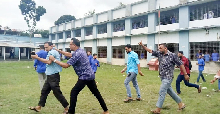 স্কুলে ঢুকে শিক্ষককে পেটালেন বিএনপি-ছাত্রদল নেতারা