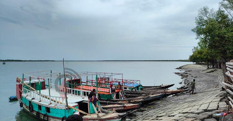 নদীর পাড় যেন মৃত্যুকূপ, নৌকায় উঠতে ‘সার্কাস’