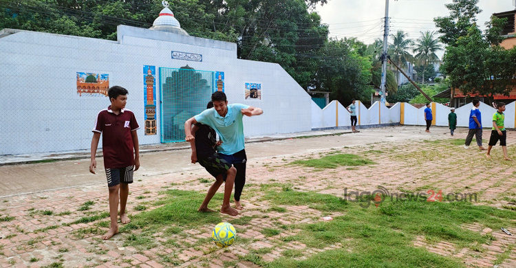 মাঠের অভাবে বিপন্ন শৈশব