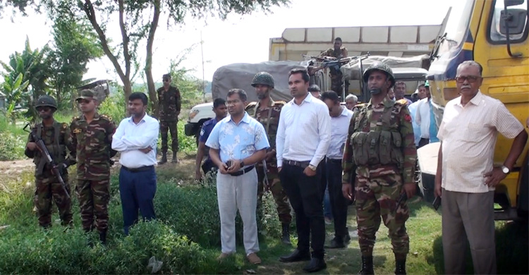 সড়ক বিভাগের জমি দখল করে ট্রাক টার্মিনাল, গুঁড়িয়ে দিলো প্রশাসন