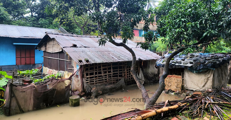 বৃষ্টিতে দুর্ভোগে লাখো মানুষ, ভেসে গেছে বেশিরভাগ ঘের