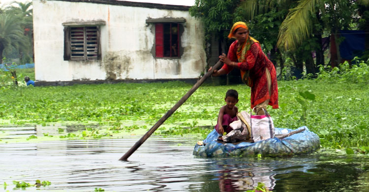 শিক্ষাঙ্গনে হাঁটু থেকে কোমরসমান পানি, পাঠদান-পরীক্ষা ব্যাহত