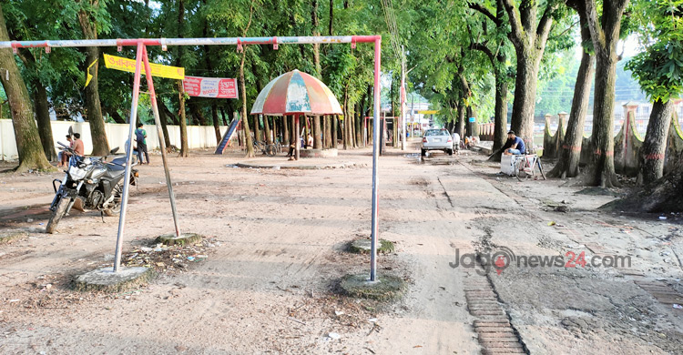 মাঠের অভাবে বিপন্ন শৈশব