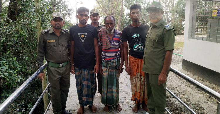 সুন্দরবনে বিষ দিয়ে মাছ ধরার সময় ৩ জেলে আটক