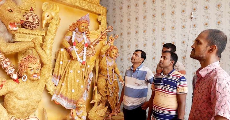 চিনিগুঁড়া ধানে তৈরি ১৮ প্রতিমা, পূজার আগেই মানুষের ভিড়