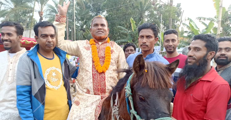 বর সেজে ঘোড়ায় চড়ে ভোট চাইলেন প্রার্থী