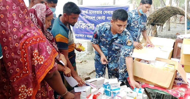 সাতক্ষীরায় প্লাবিত এলাকায় চিকিৎসা সেবা দিলো কোস্টগার্ড