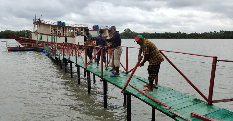 সাতক্ষীরায় নদীর চর দখল করে গড়া রিসোর্ট উচ্ছেদ