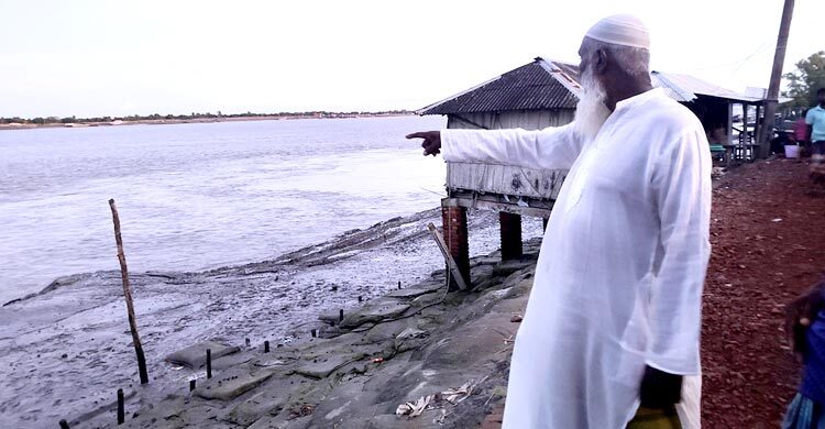খোলপেটুয়ার ভাঙন আতঙ্কে শ্যামনগরের সাড়ে ৩০০ পরিবার