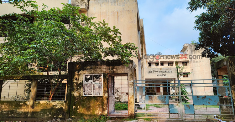 মাঠের অভাবে বিপন্ন শৈশব