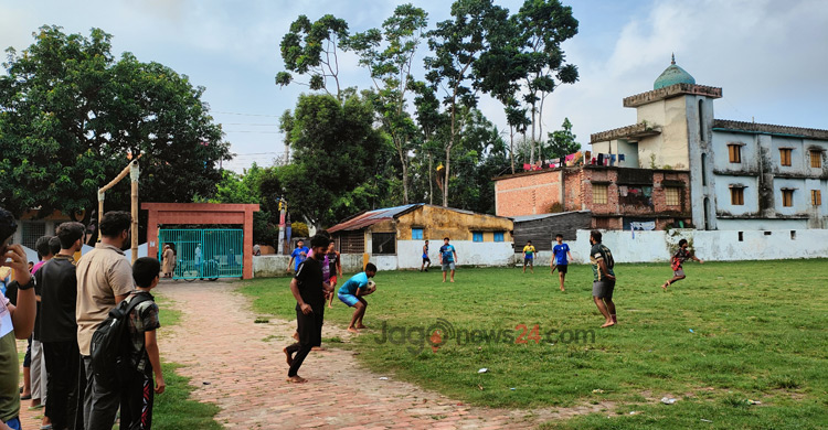 মাঠের অভাবে বিপন্ন শৈশব