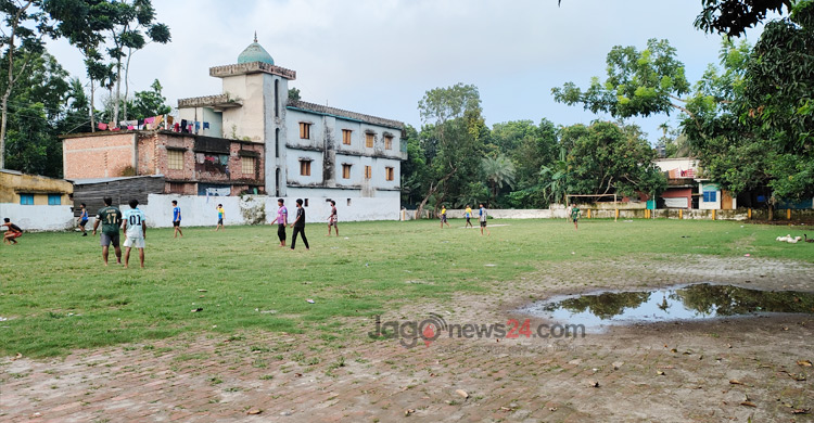 মাঠের অভাবে বিপন্ন শৈশব