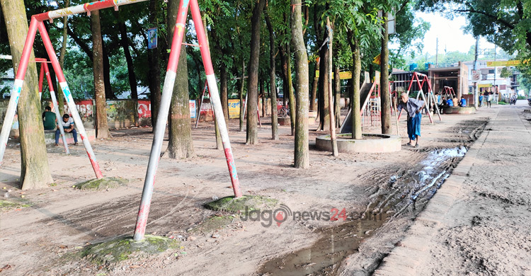 মাঠের অভাবে বিপন্ন শৈশব