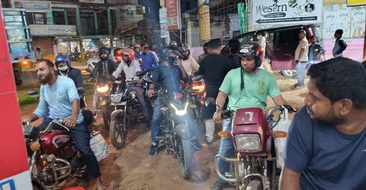পাম্পে মোটরসাইকেলের দীর্ঘ সারি, ৩০০ টাকার বেশি তেল মিলছে না
