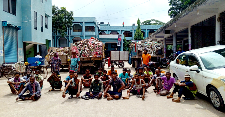 বকেয়া বেতনের দাবিতে ময়লার গাড়ি নিয়ে পরিচ্ছন্নতাকর্মীদের অবস্থান