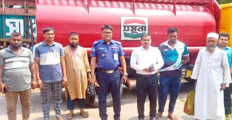 সাতক্ষীরায় ৭ হাজার লিটার পেট্রোলসহ লরি জব্দ, আটক ৫