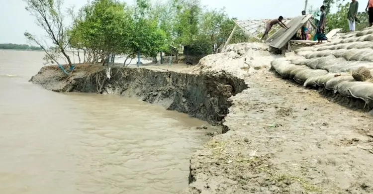 খোলপেটুয়ার বেড়িবাঁধে ভাঙন, আতঙ্কে কাকবাসিয়ার মানুষ