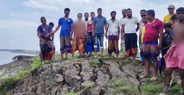আশাশুনিতে ঝুঁকিপূর্ণ খোলপেটুয়া বাঁধ, আতঙ্কে দুই ইউনিয়নের মানুষ