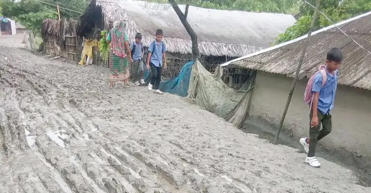 ১২ কিলোমিটার কাঁচা সড়কে ব্যাহত শিক্ষা-স্বাস্থ্যসেবা-ব্যবসা
