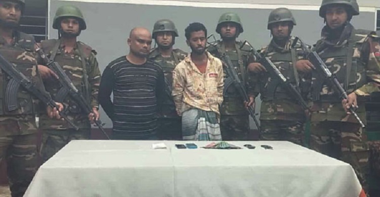 চট্টগ্রামে দুই ছিনতাইকারীকে ধরে পুলিশে দিলো সেনাবাহিনী