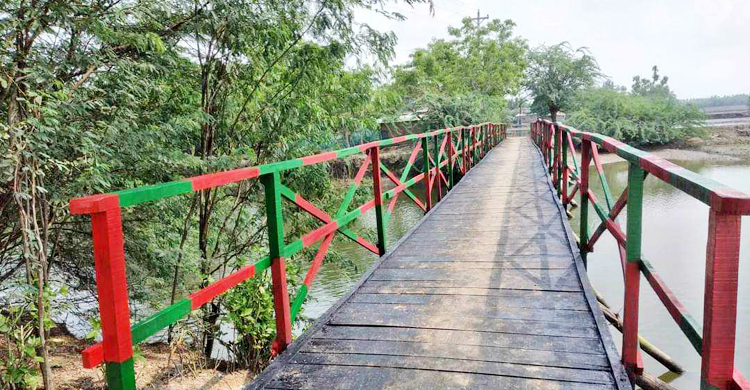 স্বেচ্ছাসেবী উদ্যোগে তৈরি সেতুতে দুই গ্রামের মানুষের সেতুবন্ধন