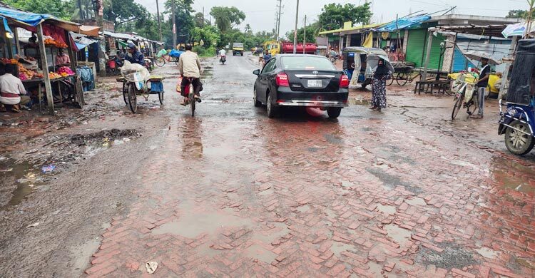 বেহাল সড়কে অতিষ্ঠ জীবন, বিপর্যস্ত চিকিৎসা ও চিংড়ি-পর্যটন ব্যবসা