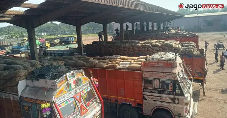 পণ্য খালাসে জটিলতায় গতি হারাচ্ছে ভোমরা বন্দরের বাণিজ্য