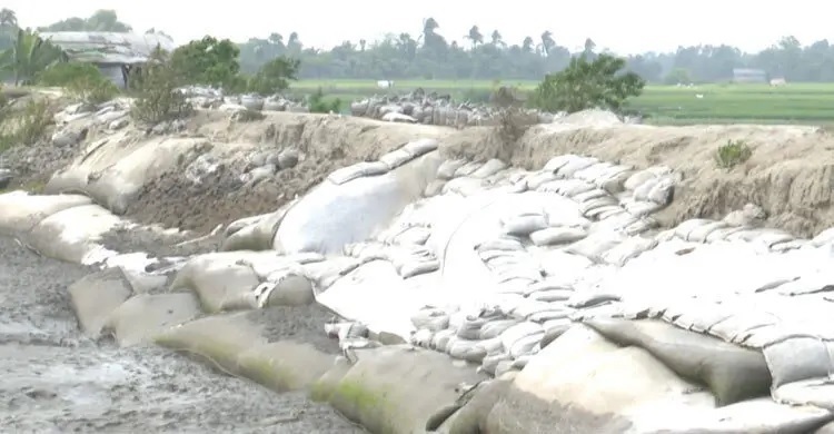 Embankment breach ahead of Eid triggers panic in Satkhira village