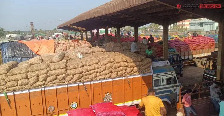 পণ্য খালাসে জটিলতায় গতি হারাচ্ছে ভোমরা বন্দরের বাণিজ্য
