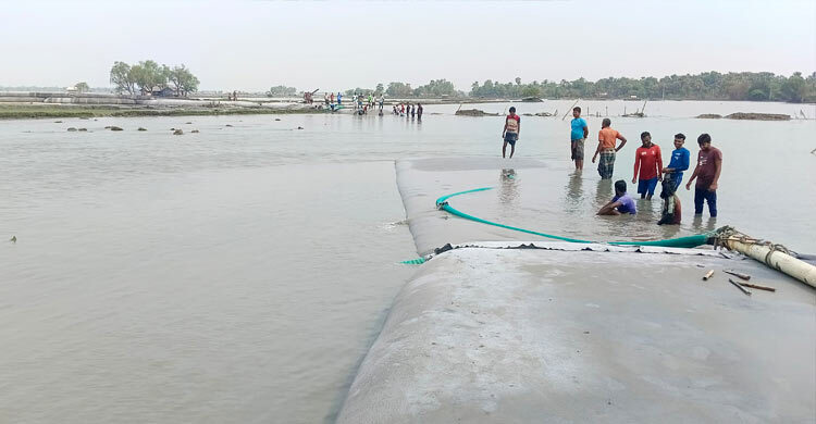 সাতক্ষীরার সেই বেড়িবাঁধের ভাঙনস্থলে রিং বাঁধ নির্মাণ