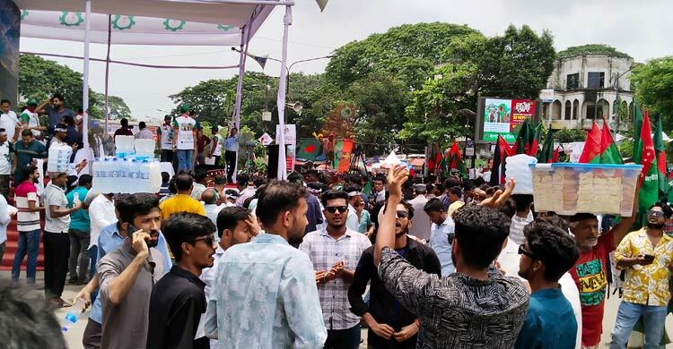 ছাত্রদলের নেতাকর্মীদের স্লোগানে মুখর শাহবাগ