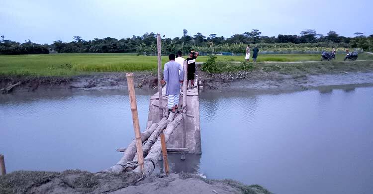 একটি সেতুর অভাবে দুর্ভোগে চরের মানুষ