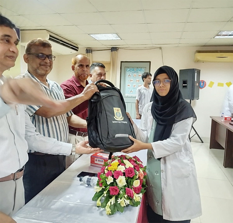 শেকৃবির শিক্ষার্থীদের মাঝে সার্জিক্যাল-অবস্টেট্রিক্যাল বক্স বিতরণ
