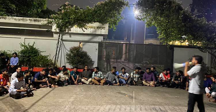 ধর্ম নিয়ে কটূক্তির অভিযোগে শেকৃবি শিক্ষার্থীদের বিক্ষোভ