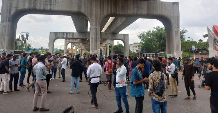 দেড় ঘণ্টার ‘ব্লকেড’ শেষে সড়ক ছাড়লেন শেকৃবি শিক্ষার্থীরা