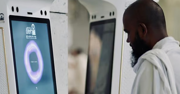 সৌদির গ্রান্ড মসজিদে রোবোট চালু, উত্তর দেবে বিভিন্ন প্রশ্নের