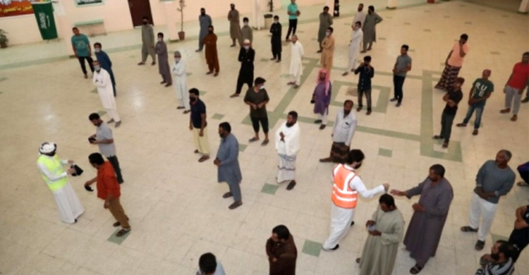 সৌদিতে কর্মীর পাসপোর্ট জব্দ-ফি নেওয়া নিষিদ্ধ, প্লেনভাড়া দেবেন নিয়োগদাতা