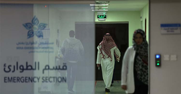 পরিচয় গোপন রেখে ১৭ বছরের পুরোনো বন্ধুকে কিডনি দান